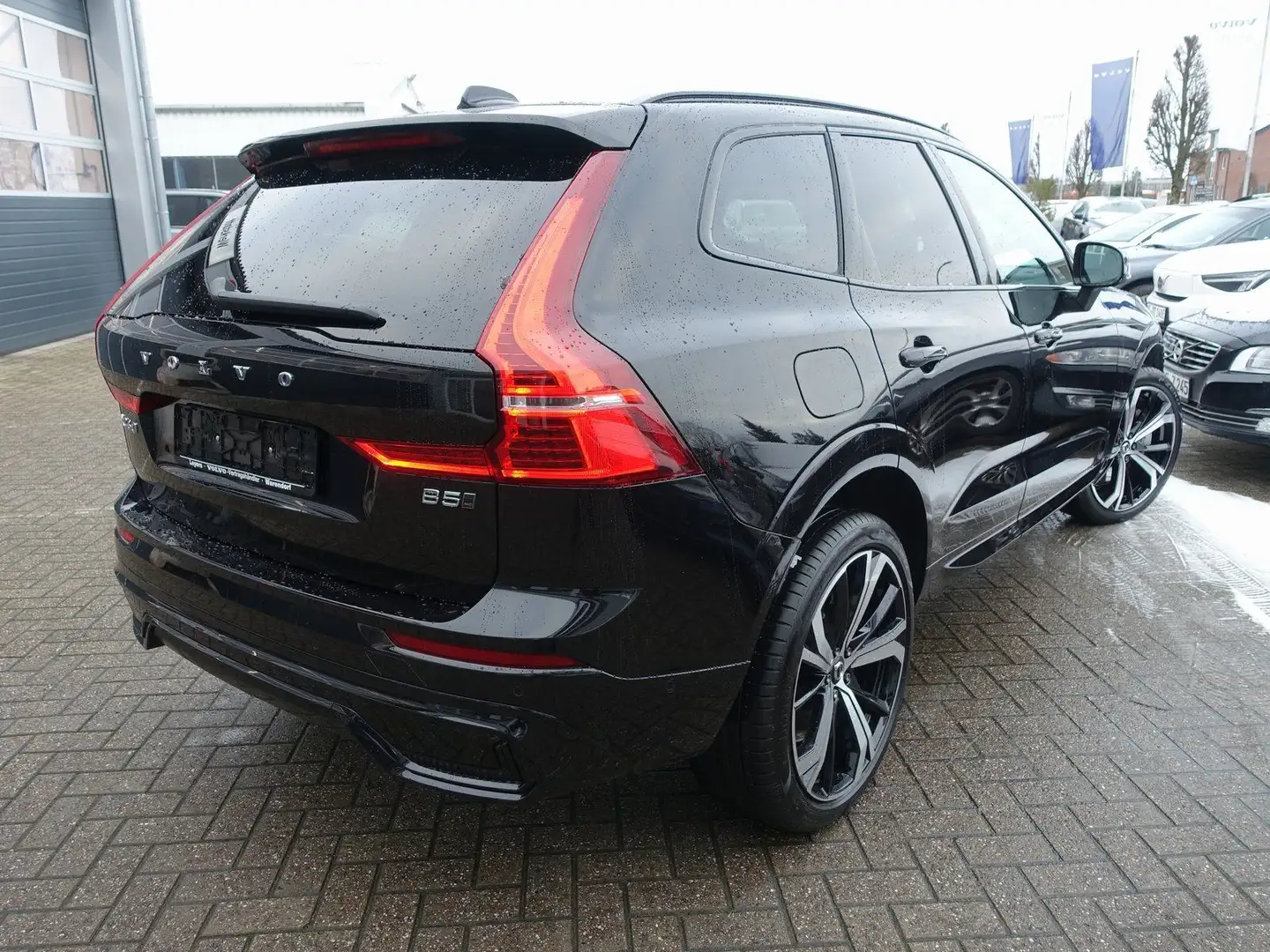 Volvo XC60 Plus Dark B5 AWD/FourC/AHK/Pano/H&K Schwarz - 2