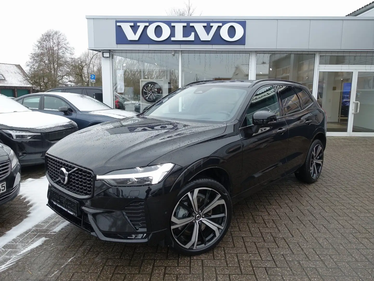 Volvo XC60 Plus Dark B5 AWD/FourC/AHK/Pano/H&K Schwarz - 1