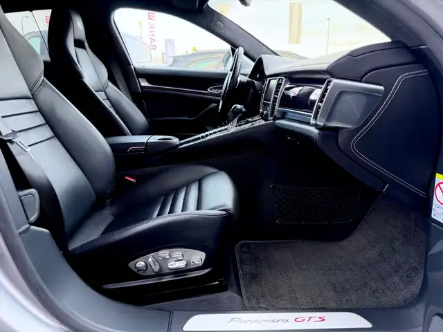 Porsche Panamera view 12
