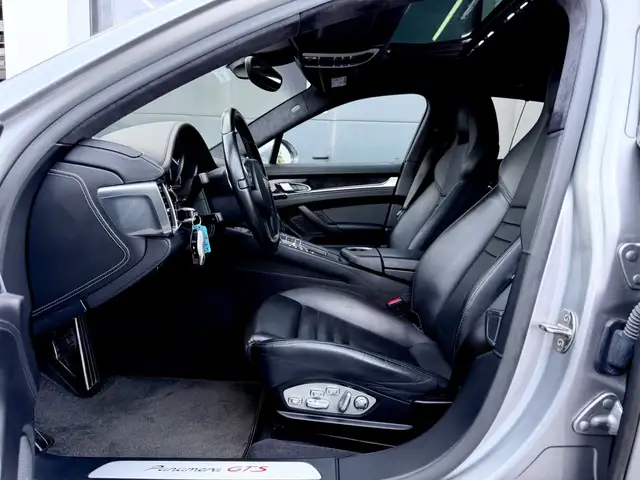 Porsche Panamera view 9