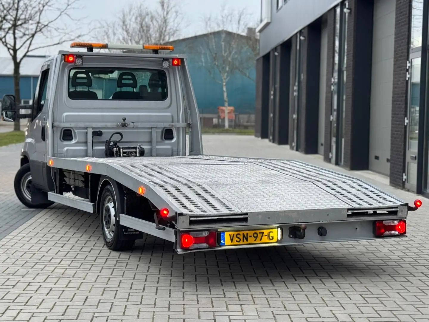 Iveco Daily 35S18 3.0 180 PK JEGGER OPRIJWAGEN MARGE Grijs - 2