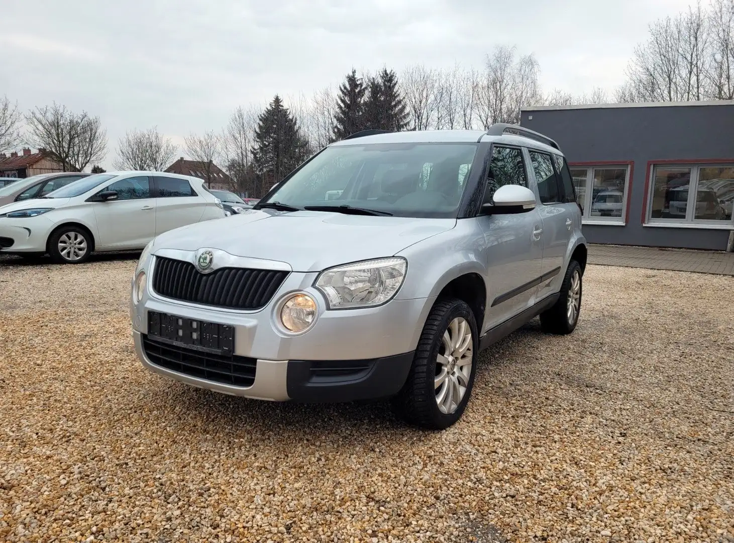 Skoda Yeti Ambition 4x4*LMF*Klimaaut.*AHK*TÜV:08/2025* Plateado - 1