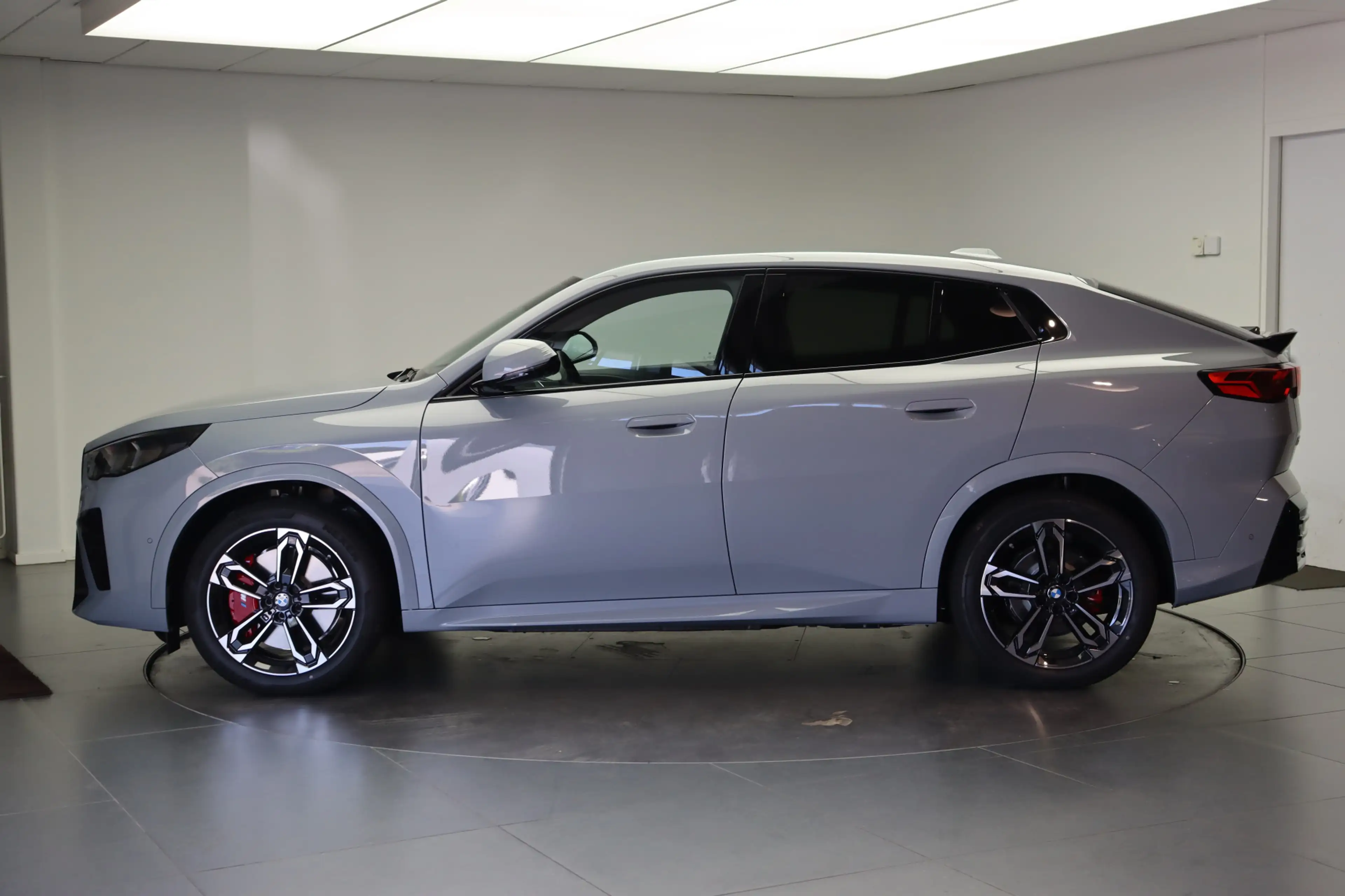 BMW iX2 eDrive20 M Sport / Trekhaak / Sportstoelen / M Ada — photo 2