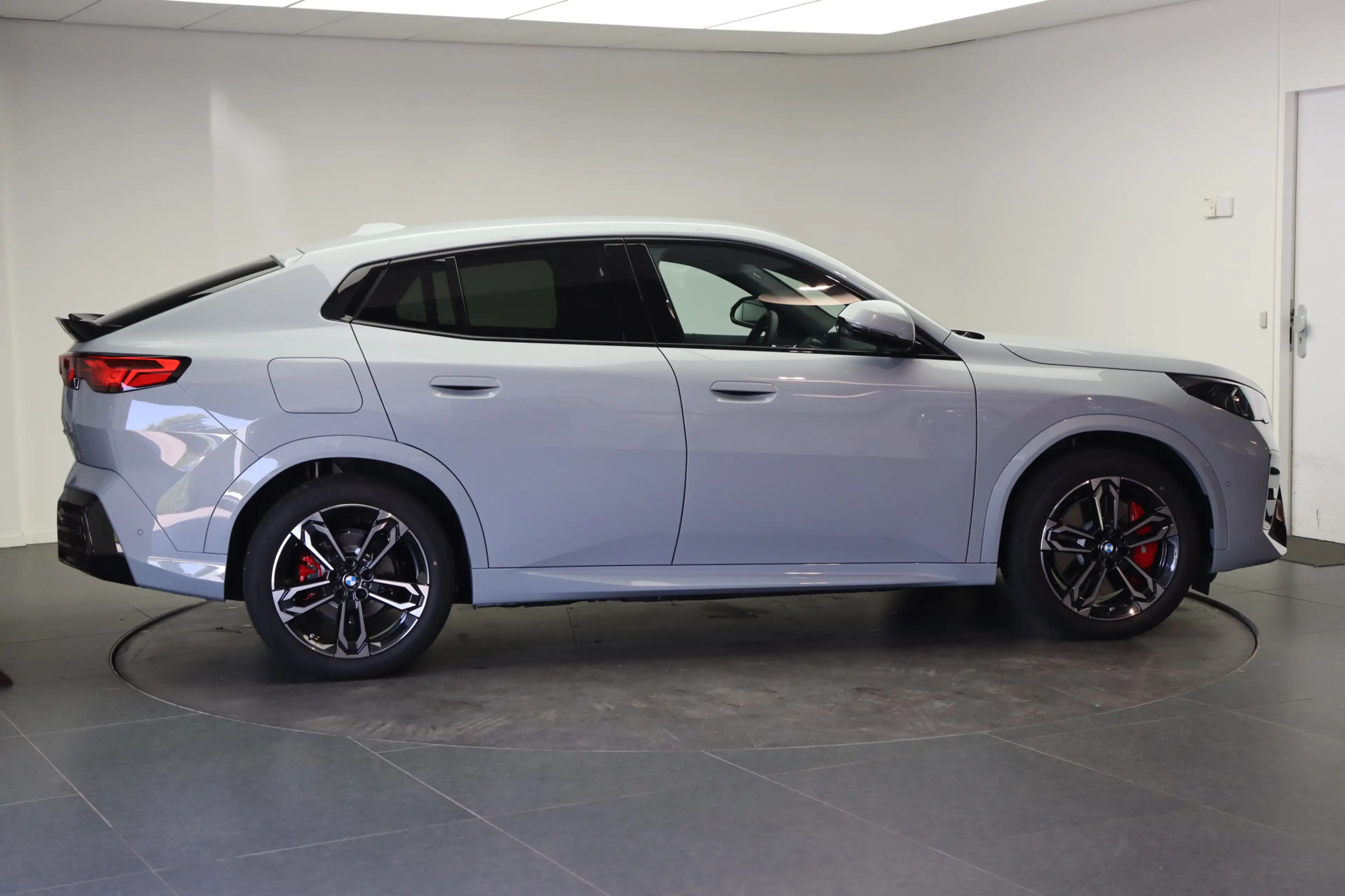 BMW iX2 eDrive20 M Sport / Trekhaak / Sportstoelen / M Ada — photo 4