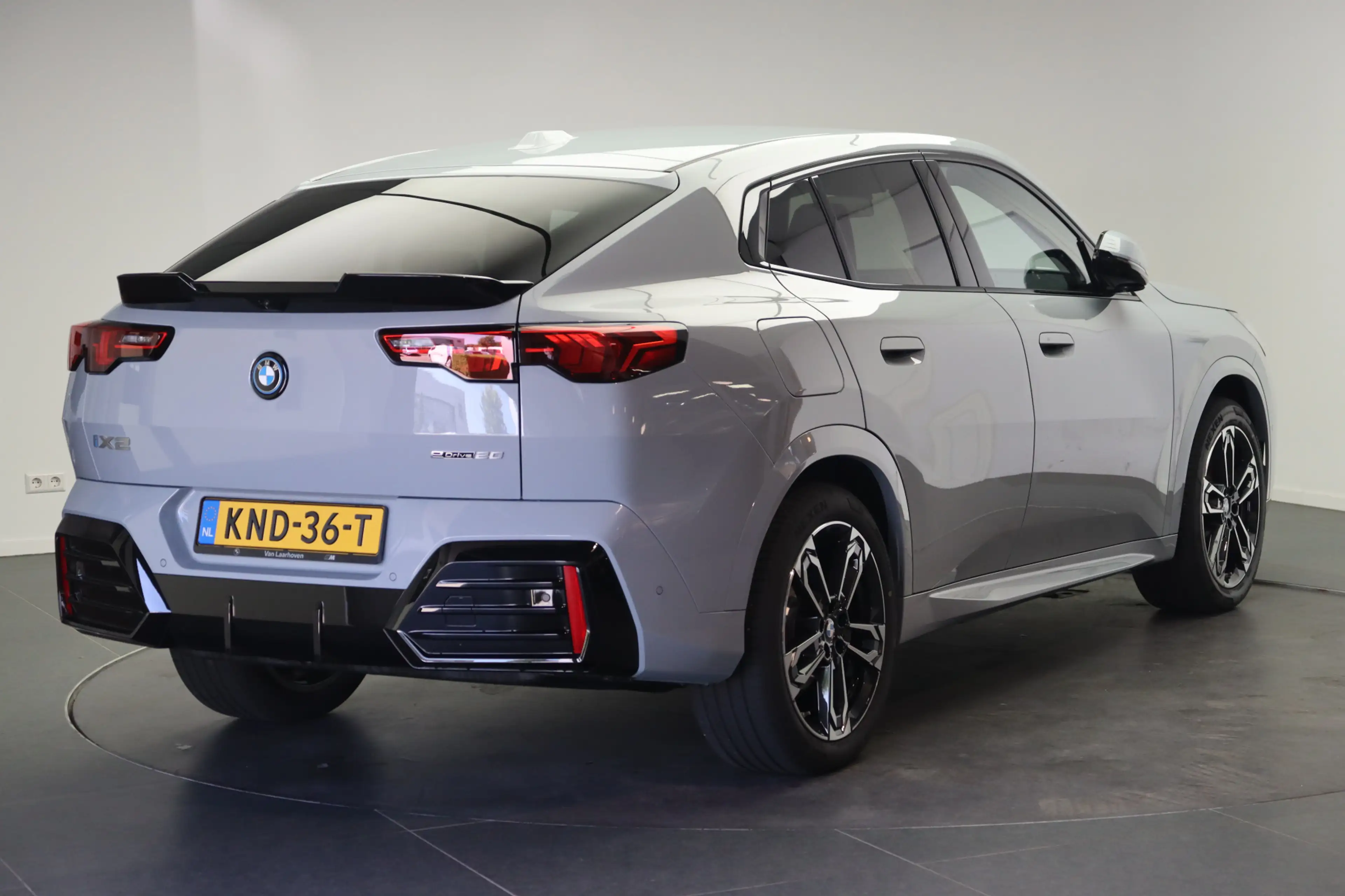 BMW iX2 eDrive20 M Sport / Trekhaak / Sportstoelen / M Ada — photo 3