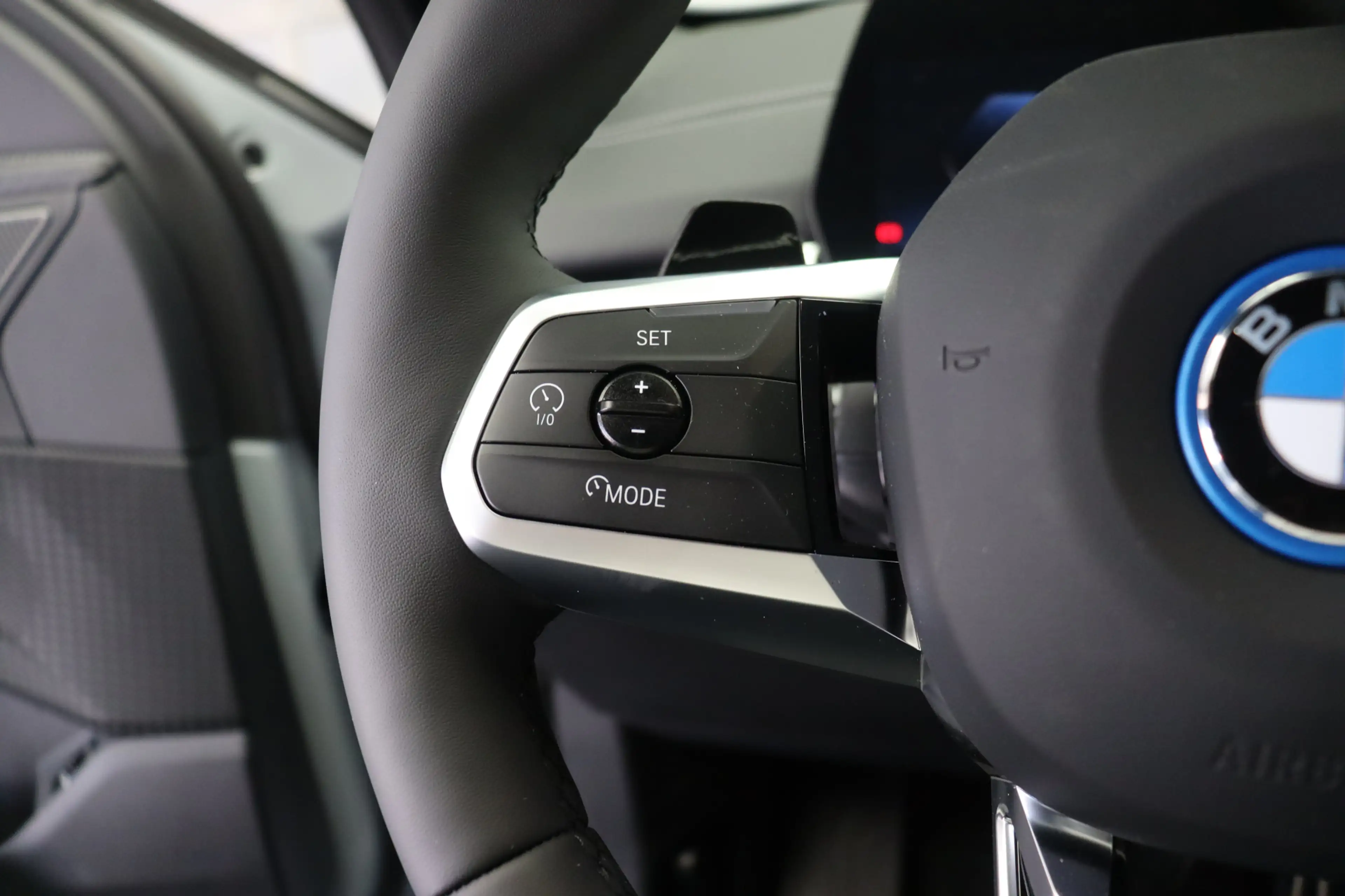 BMW iX2 eDrive20 M Sport / Trekhaak / Sportstoelen / M Ada — photo 12