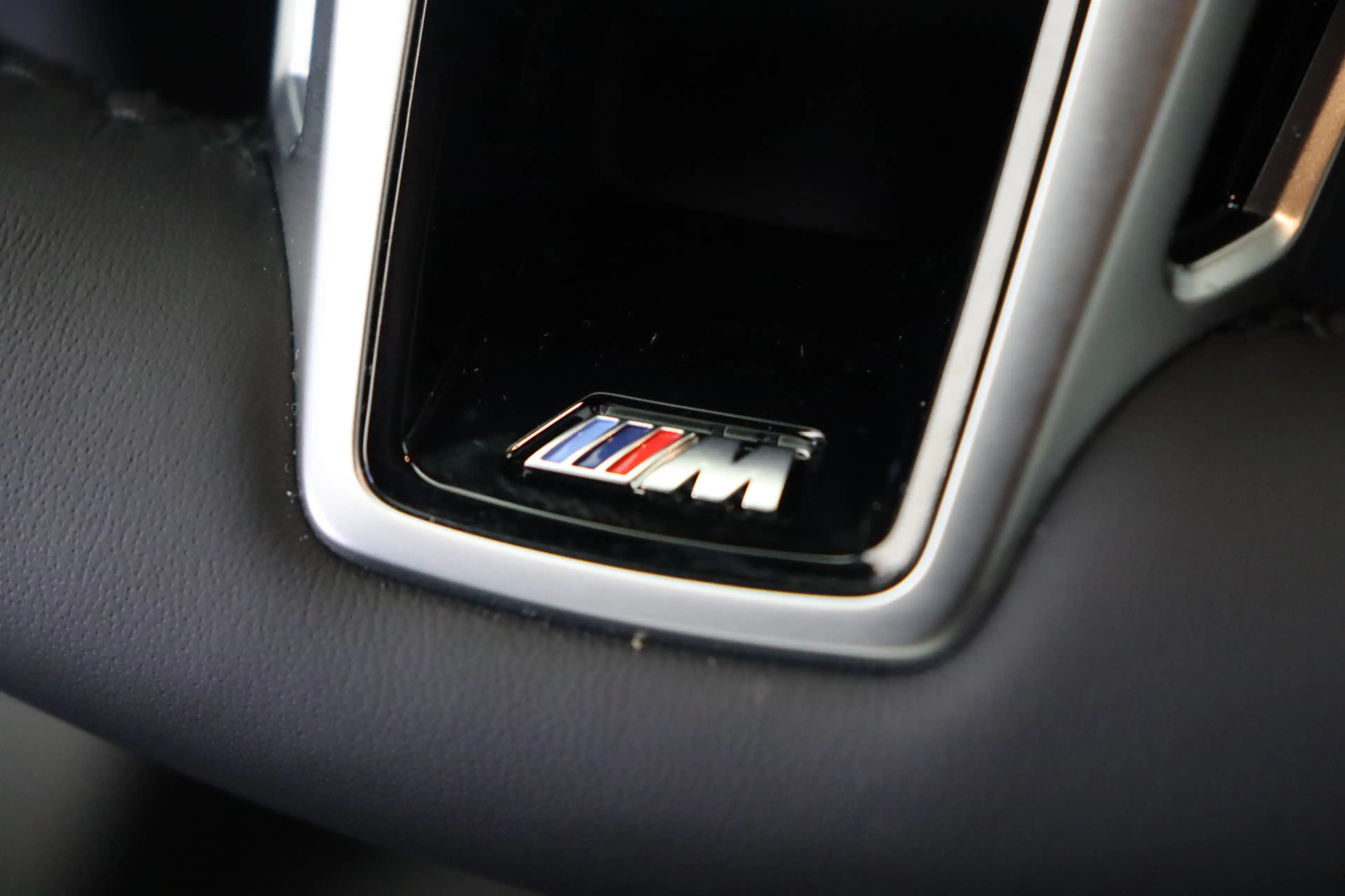 BMW iX2 eDrive20 M Sport / Trekhaak / Sportstoelen / M Ada — photo 15