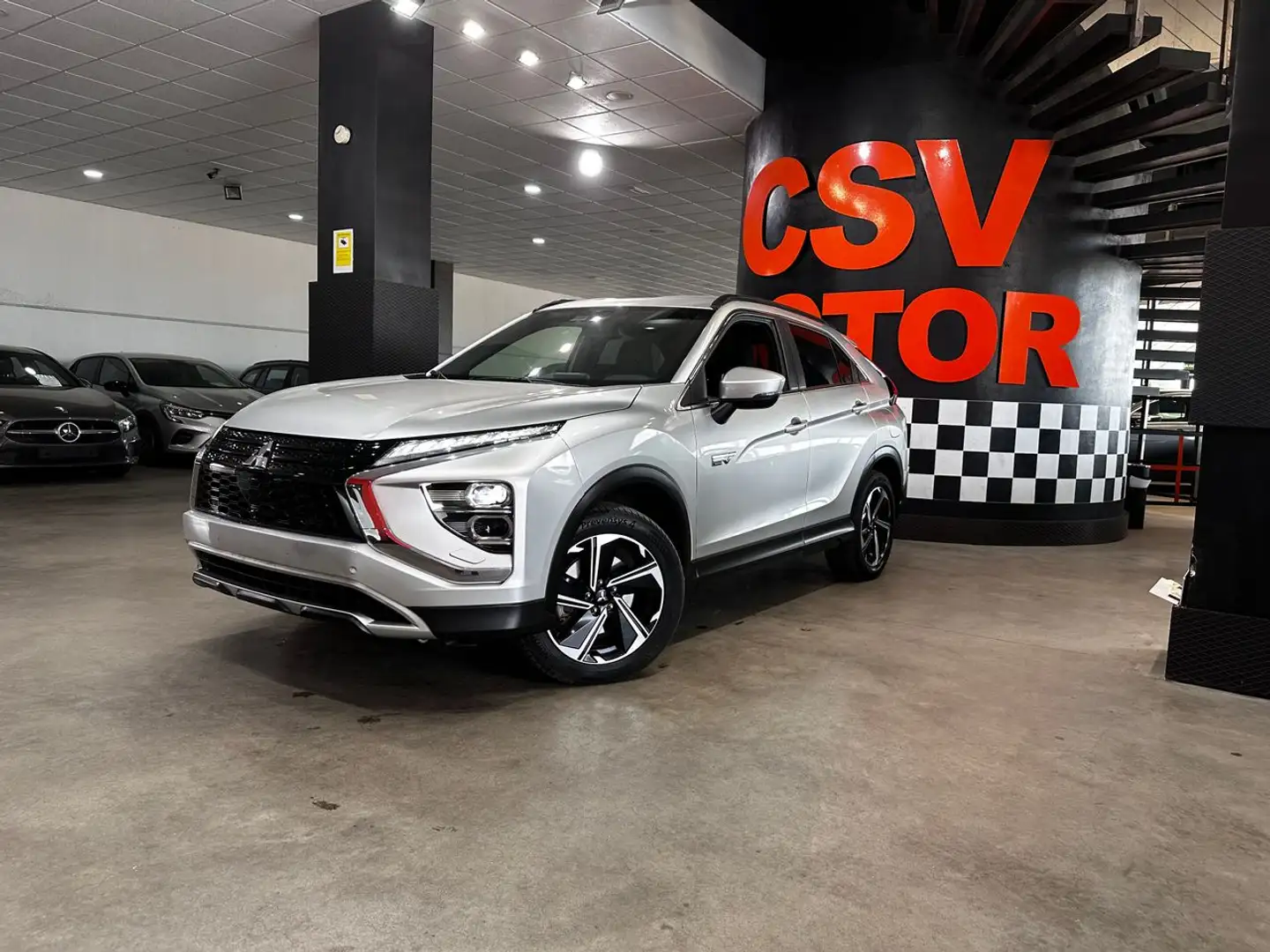 Mitsubishi Eclipse Cross 2.4 PHEV Kaiteki Auto 4WD Plateado - 2