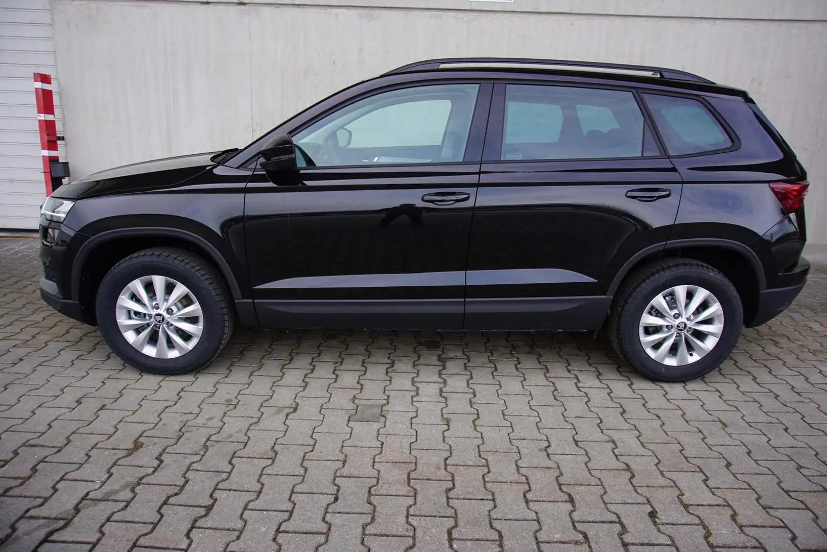 Skoda Karoq 1.5TSI DSG AHK Navi/MirrorLi Kamera LED Schwarz - 2