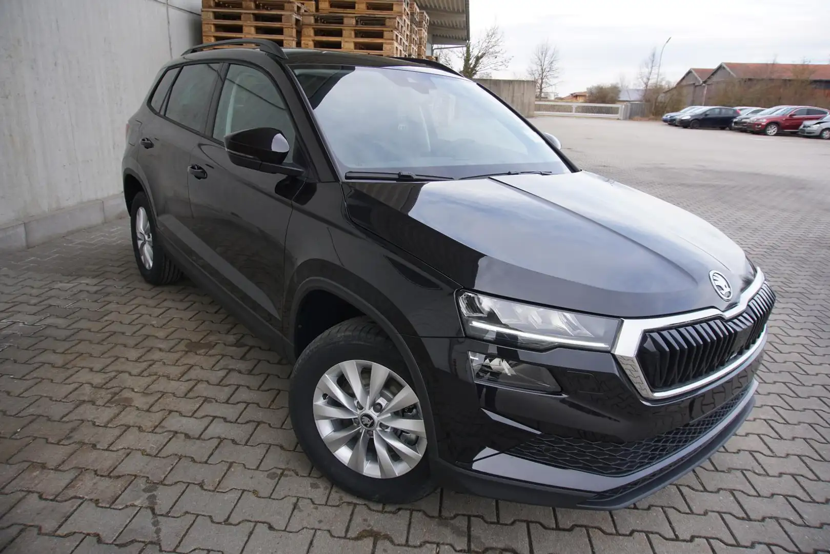 Skoda Karoq 1.5TSI DSG AHK Navi/MirrorLi Kamera LED Schwarz - 1