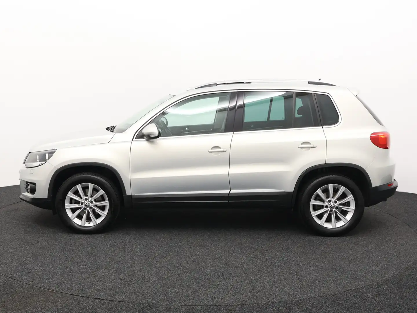 Volkswagen Tiguan 1.4 TSI Comfort&Design Trekhaak panodak airco navi Gris - 2