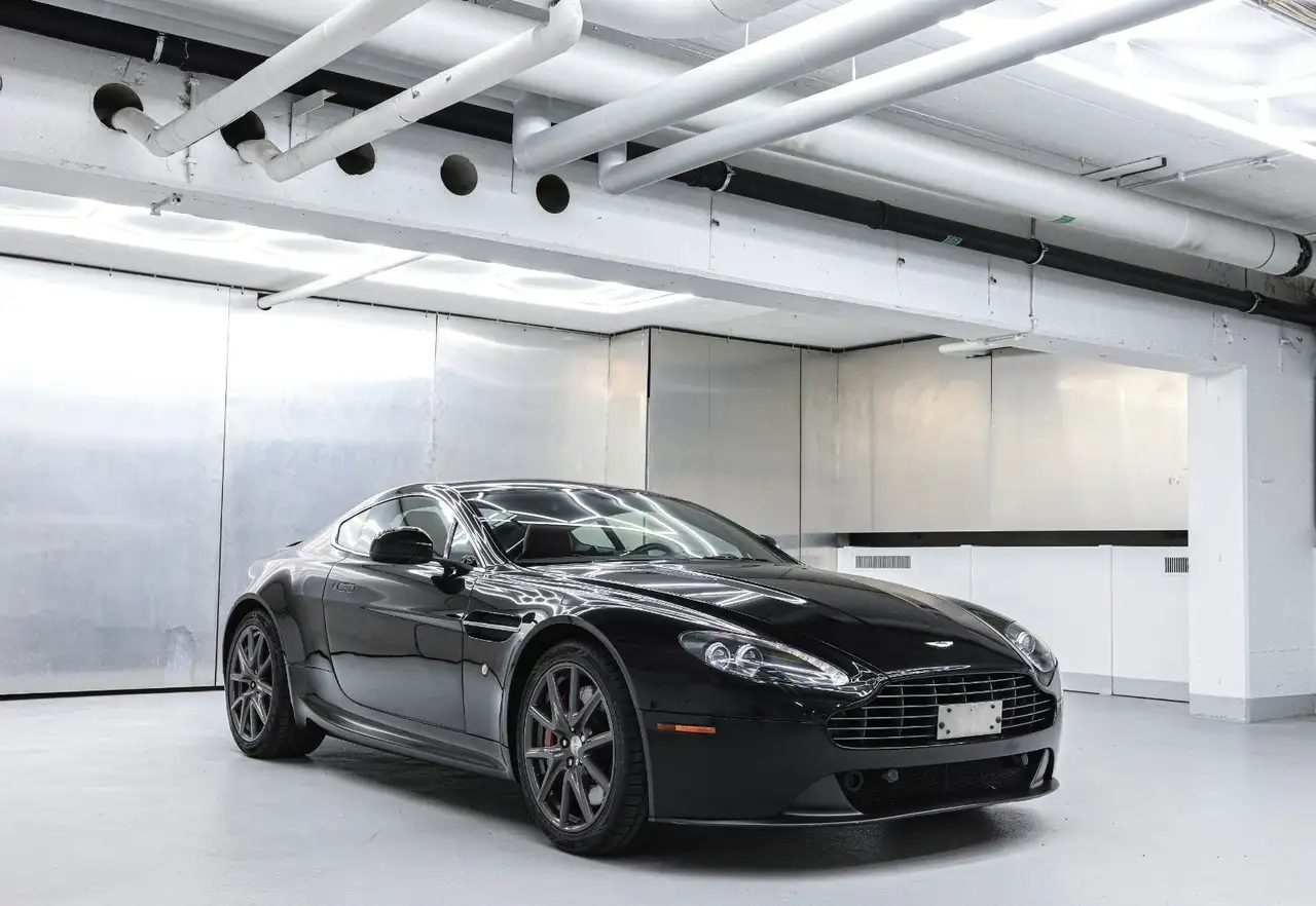 Aston Martin V8