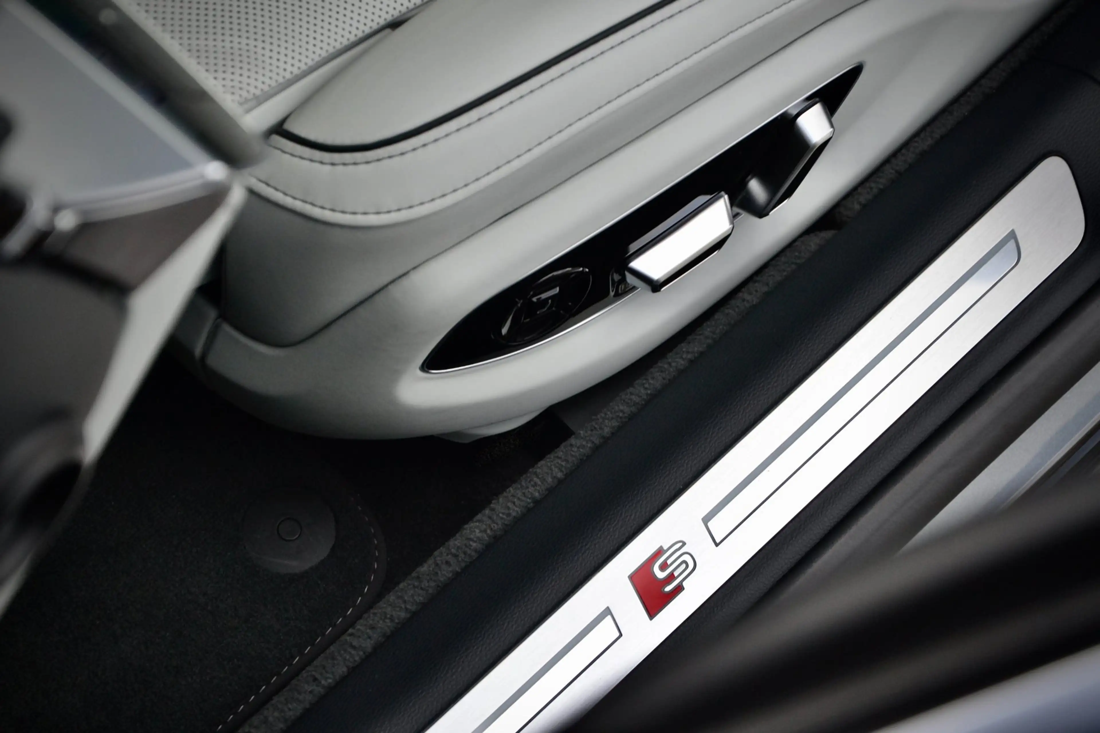 Audi A8 60 TFSI e Quattro / NP €188K / S-Line / Pano / FUL — photo 14