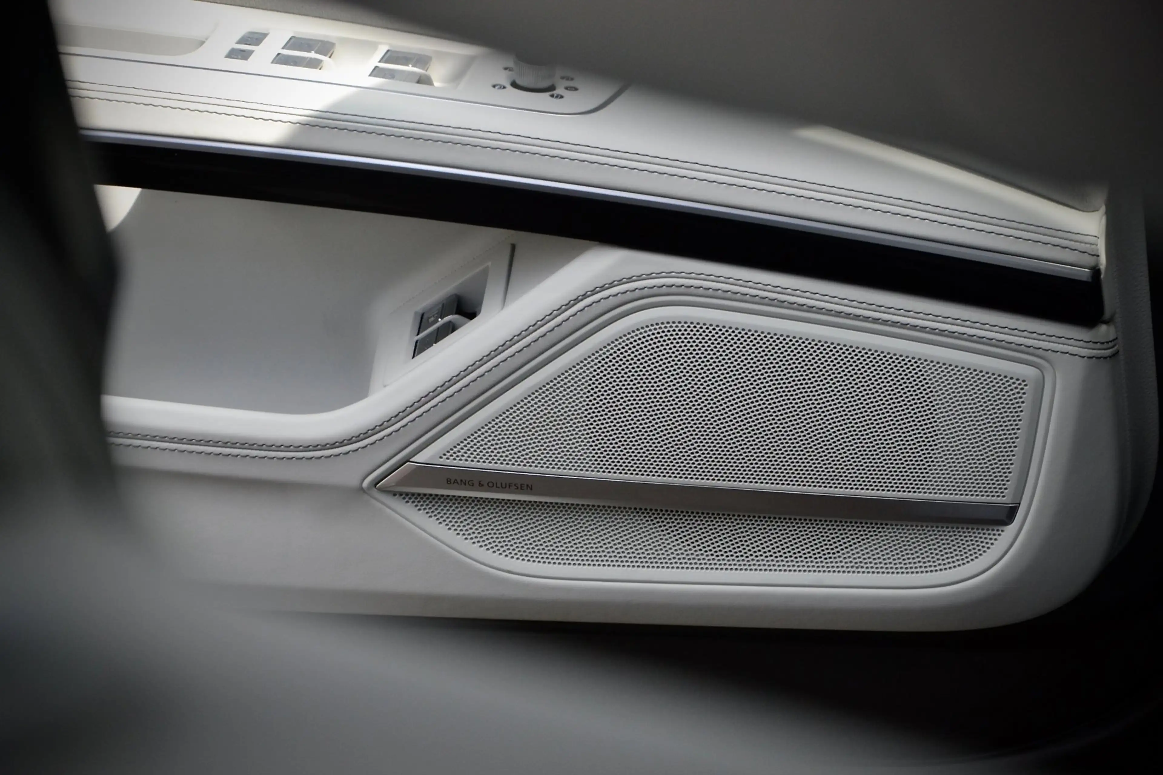 Audi A8 60 TFSI e Quattro / NP €188K / S-Line / Pano / FUL — photo 13