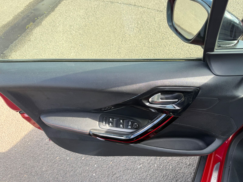 Peugeot 2008 GT-Line! Automatik! TÜV NEU! Panoramadach! — photo 13