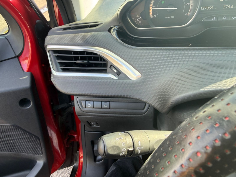 Peugeot 2008 GT-Line! Automatik! TÜV NEU! Panoramadach! — photo 15