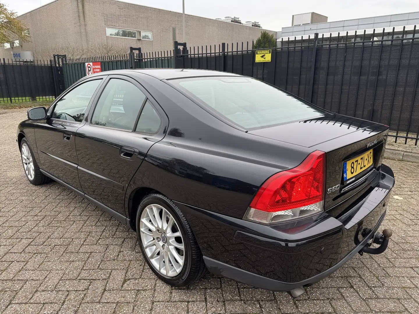 Volvo S60 2.4 Automaat Edition Leer/Stoelverw/Xenon/Clima Zwart - 2