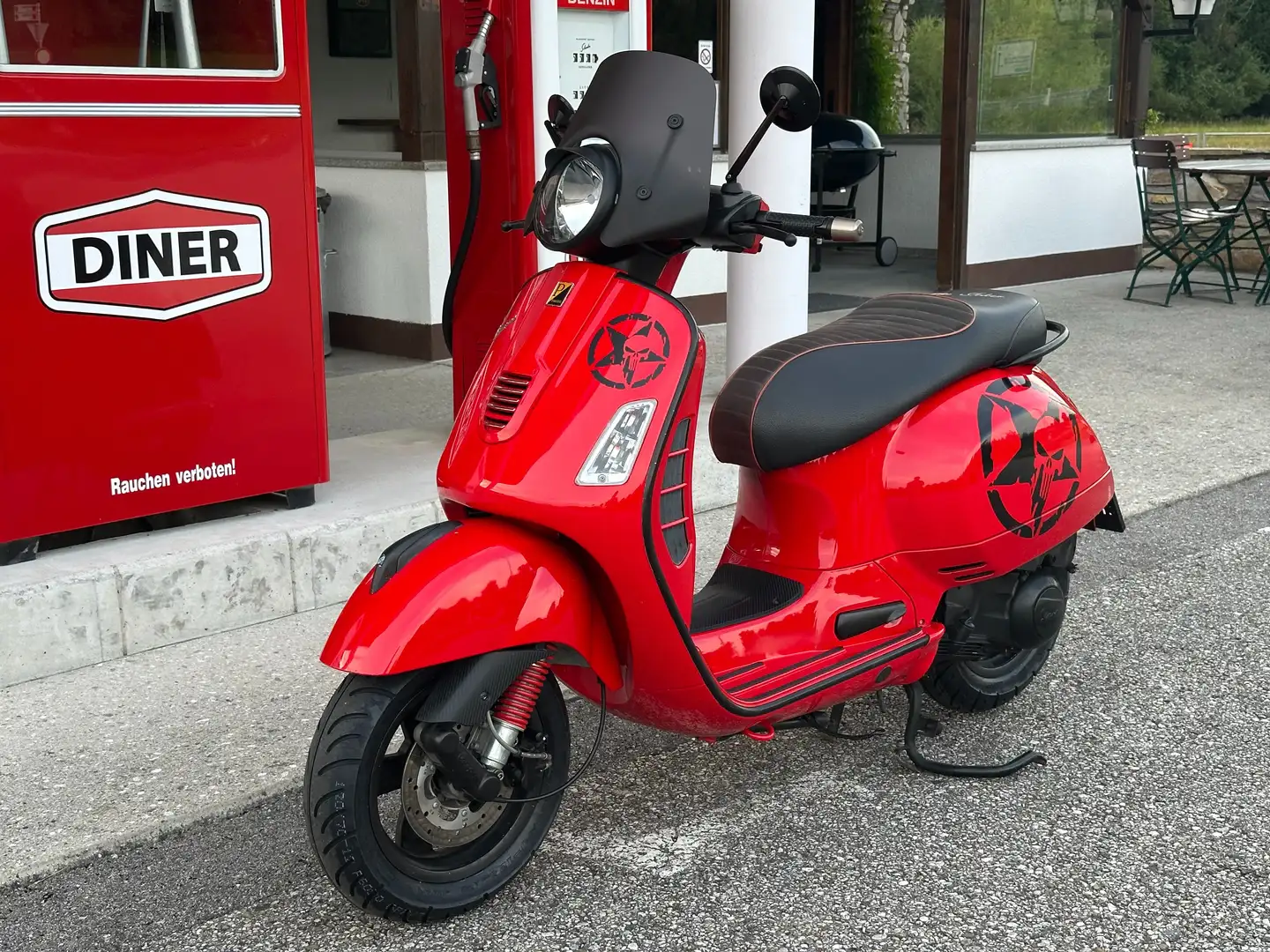 Vespa GTS 300 Super Rot - 1