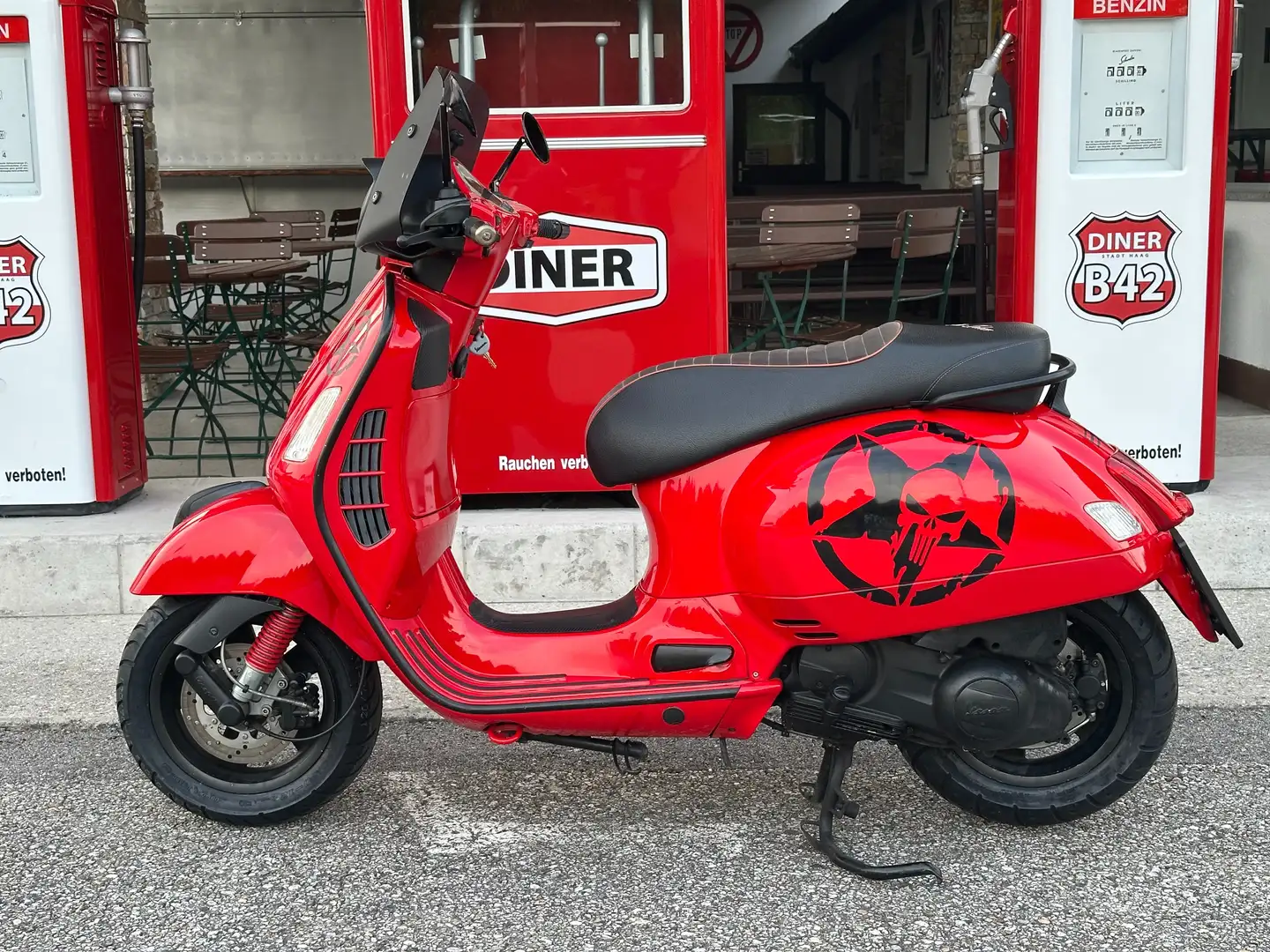 Vespa GTS 300 Super Rot - 2