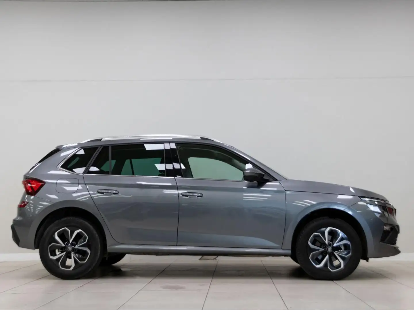Skoda Kamiq 1.0 TSI Selection 85kW Gris - 2