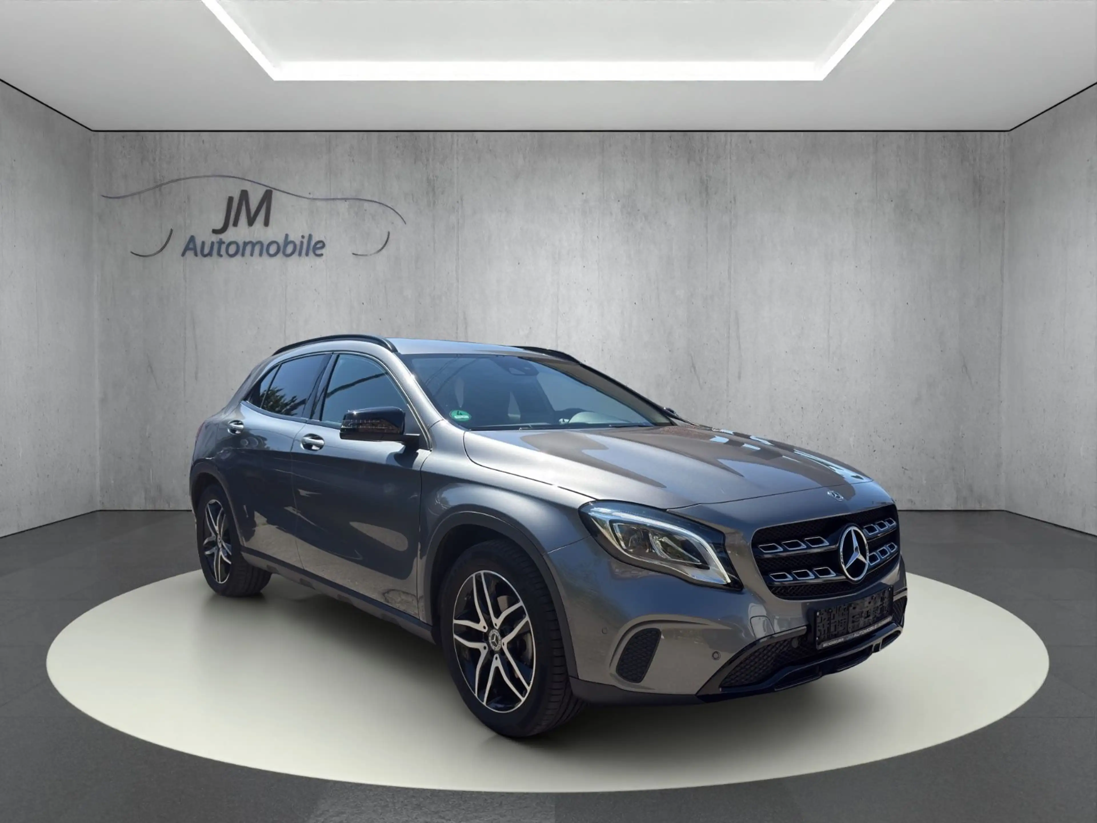 Mercedes-Benz GLA 180 LED Navi Klima