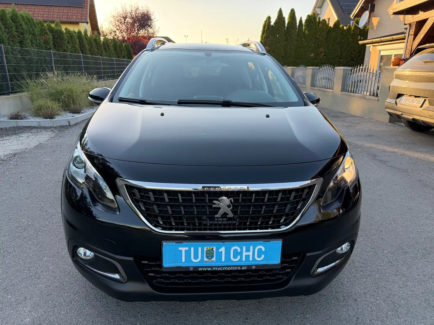 Peugeot 2008 Signature Schwarz - 2