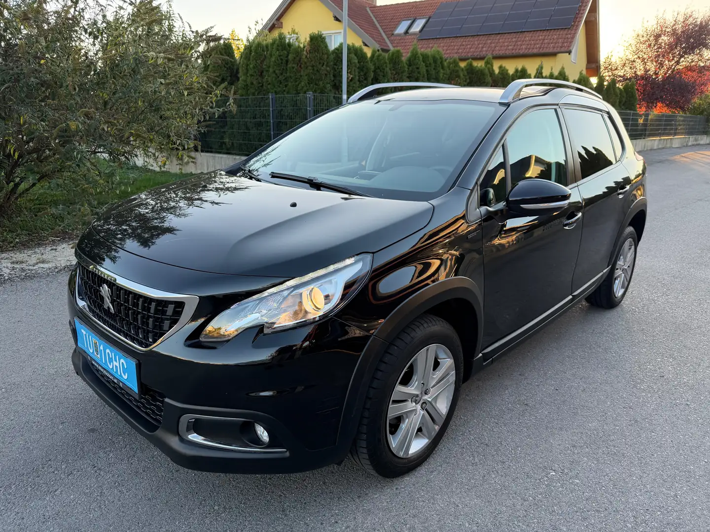 Peugeot 2008 Signature Schwarz - 1