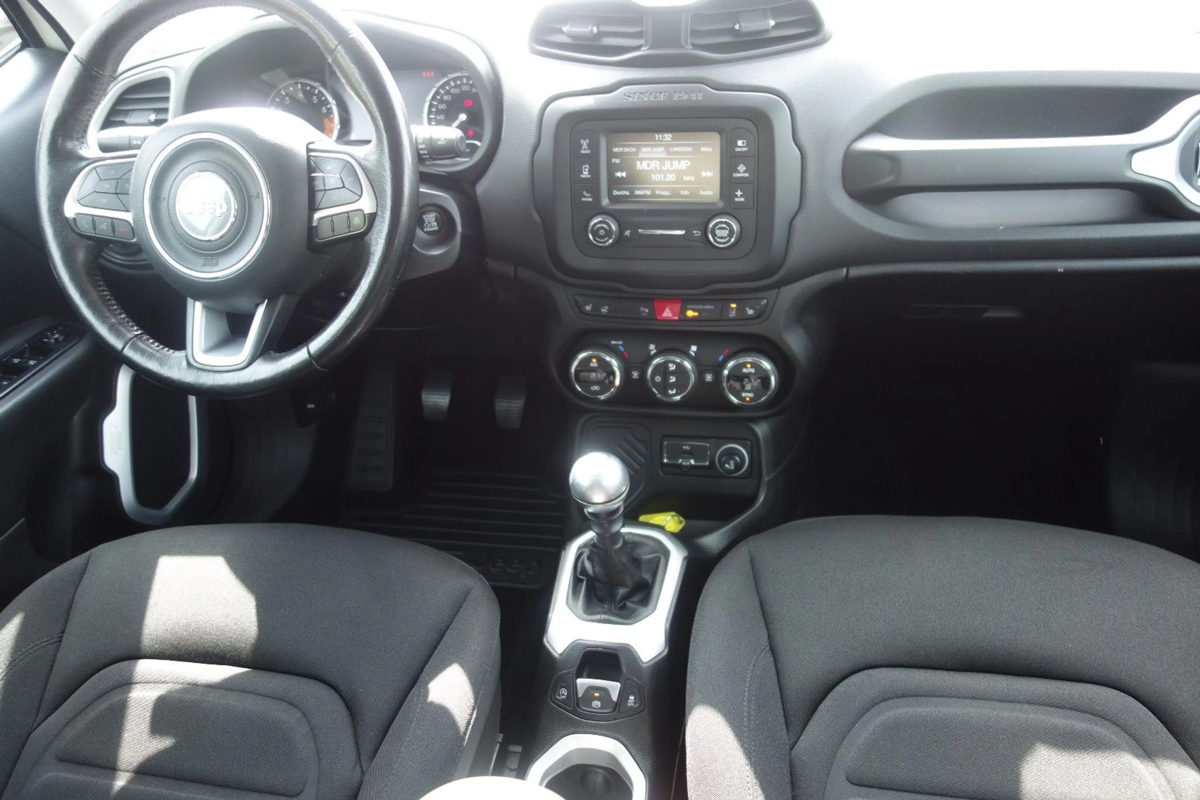 Jeep Renegade Limited FWD — photo 14