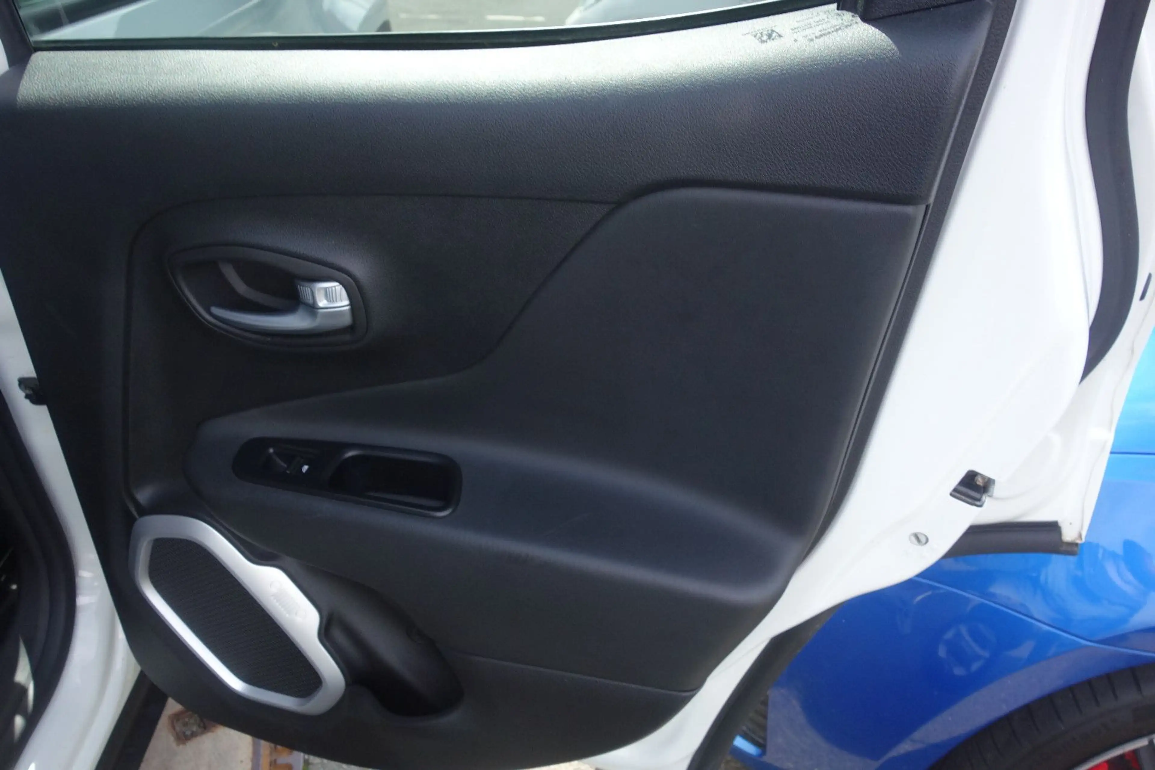 Jeep Renegade Limited FWD — photo 12