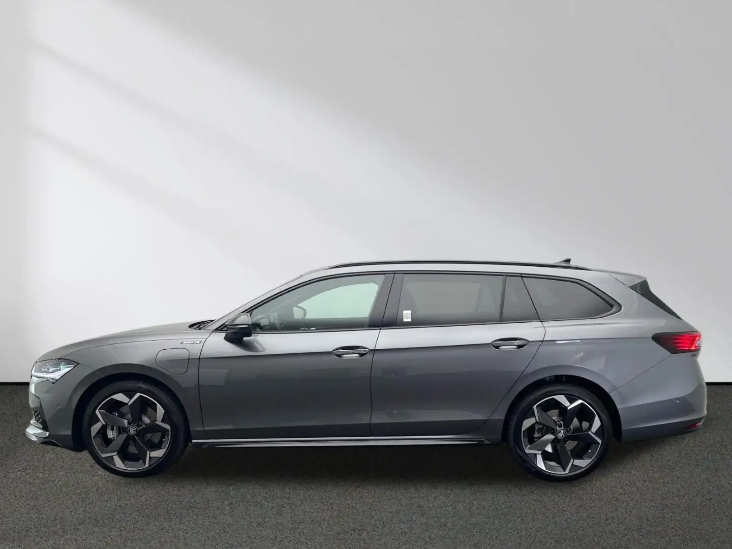 Skoda Superb Combi 1.5TSI iV Sportline Memory Panorama Grau - 2