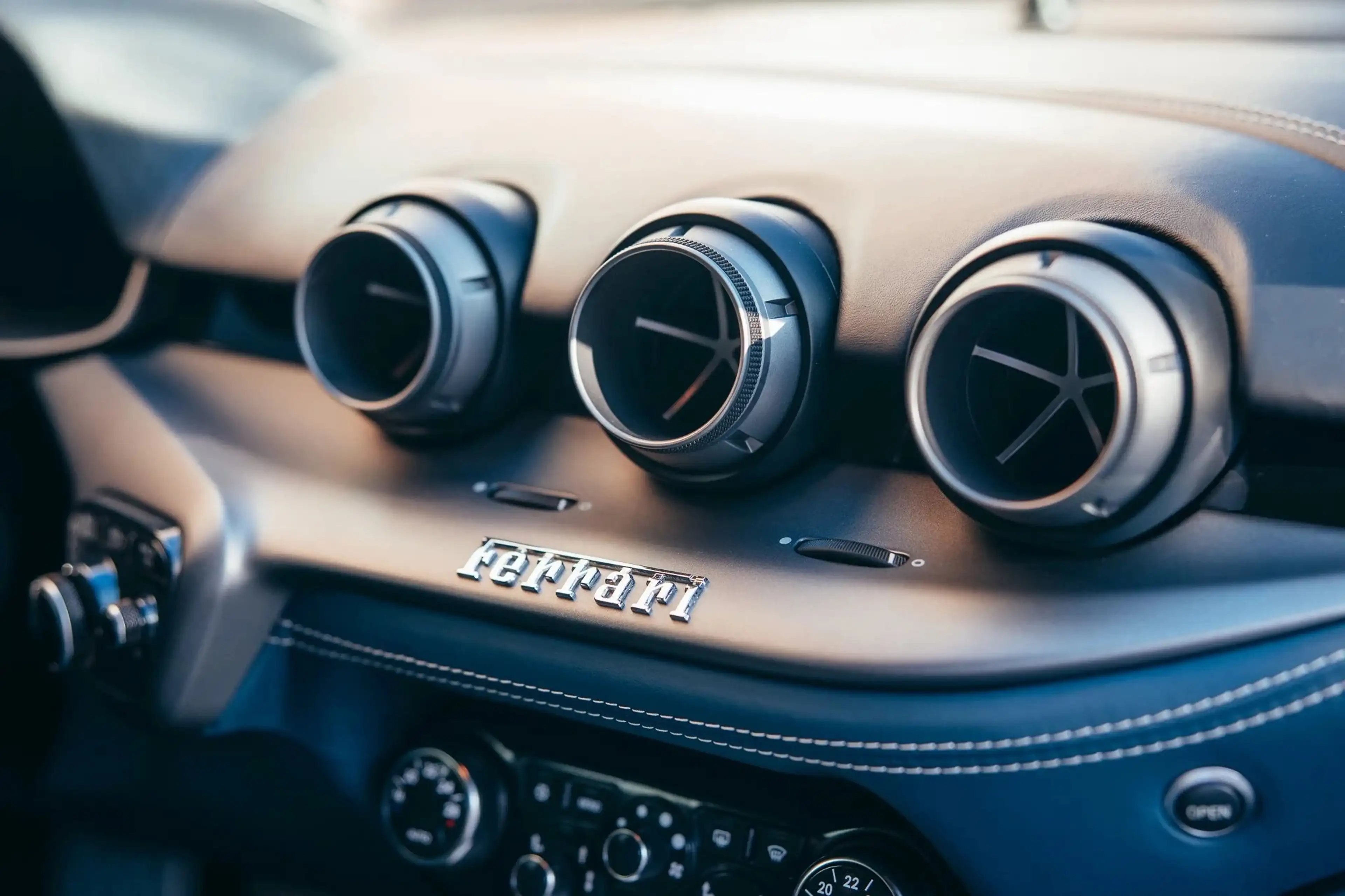 Ferrari F12 Berlinetta — photo 10