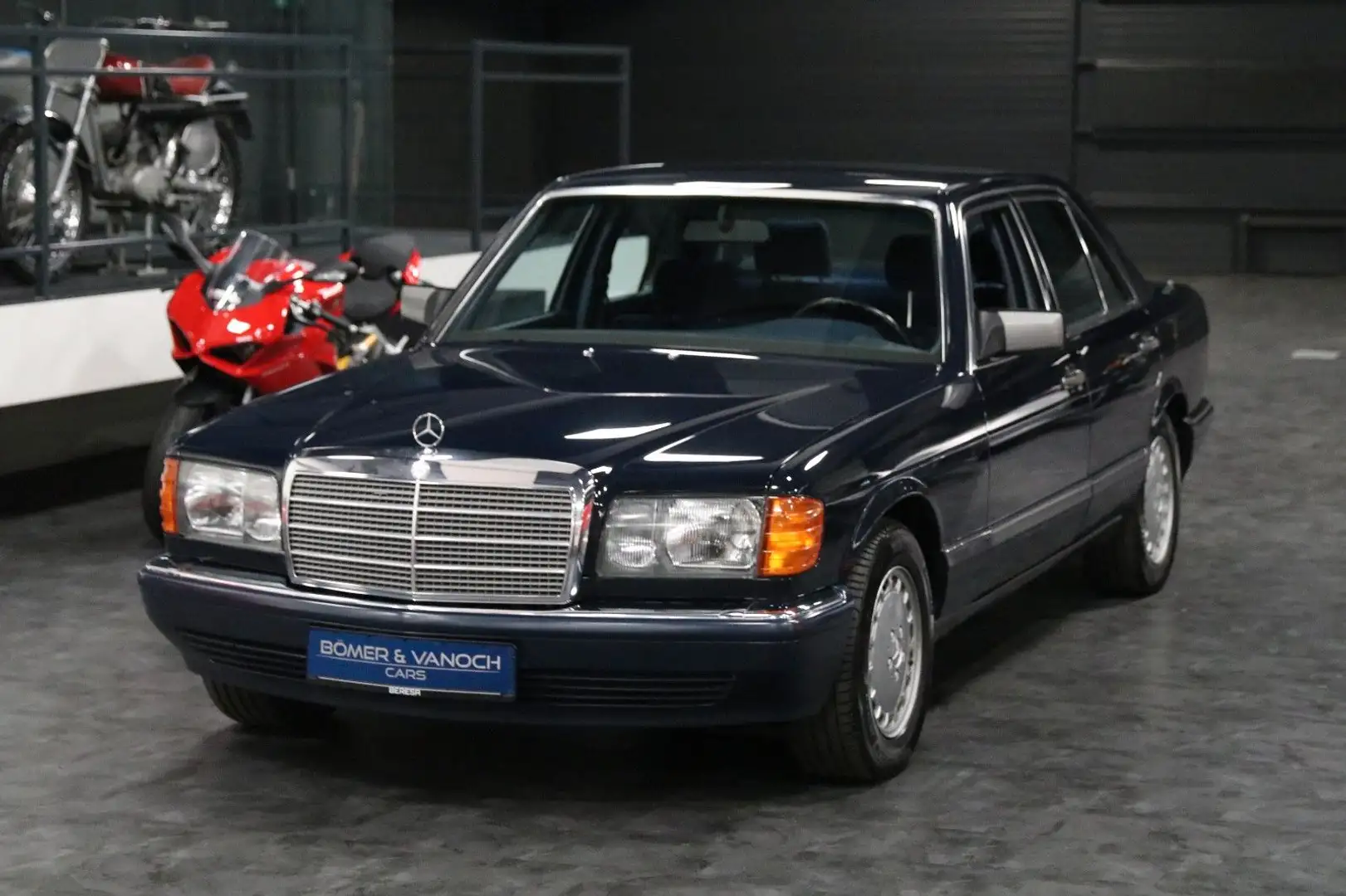 Mercedes-Benz 300 SE W126 Original Zustand nur 49.980 km !! Синій - 2