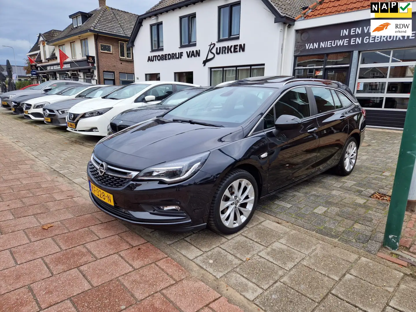 Opel Astra Sports Tourer 1.0 Edition, Navigatie,Electr.schuif Zwart - 1