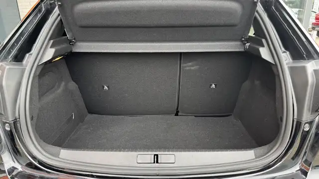 Peugeot 208 view 11