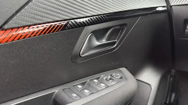 Peugeot 208 view 17