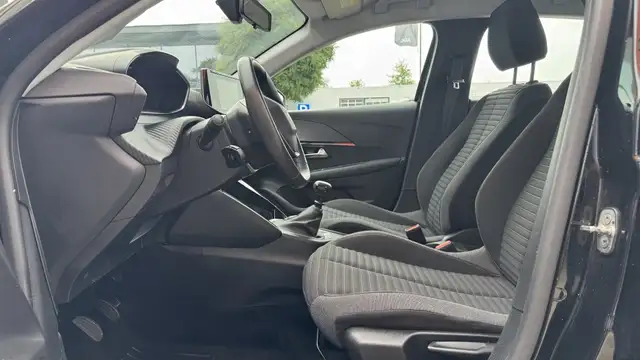 Peugeot 208 view 8