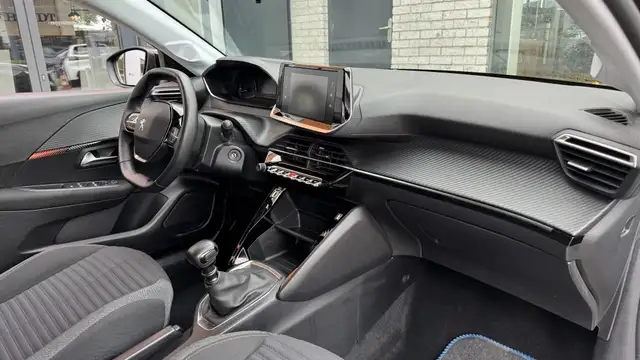 Peugeot 208 view 10