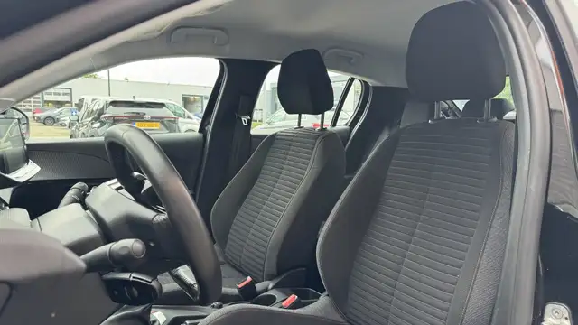 Peugeot 208 view 9
