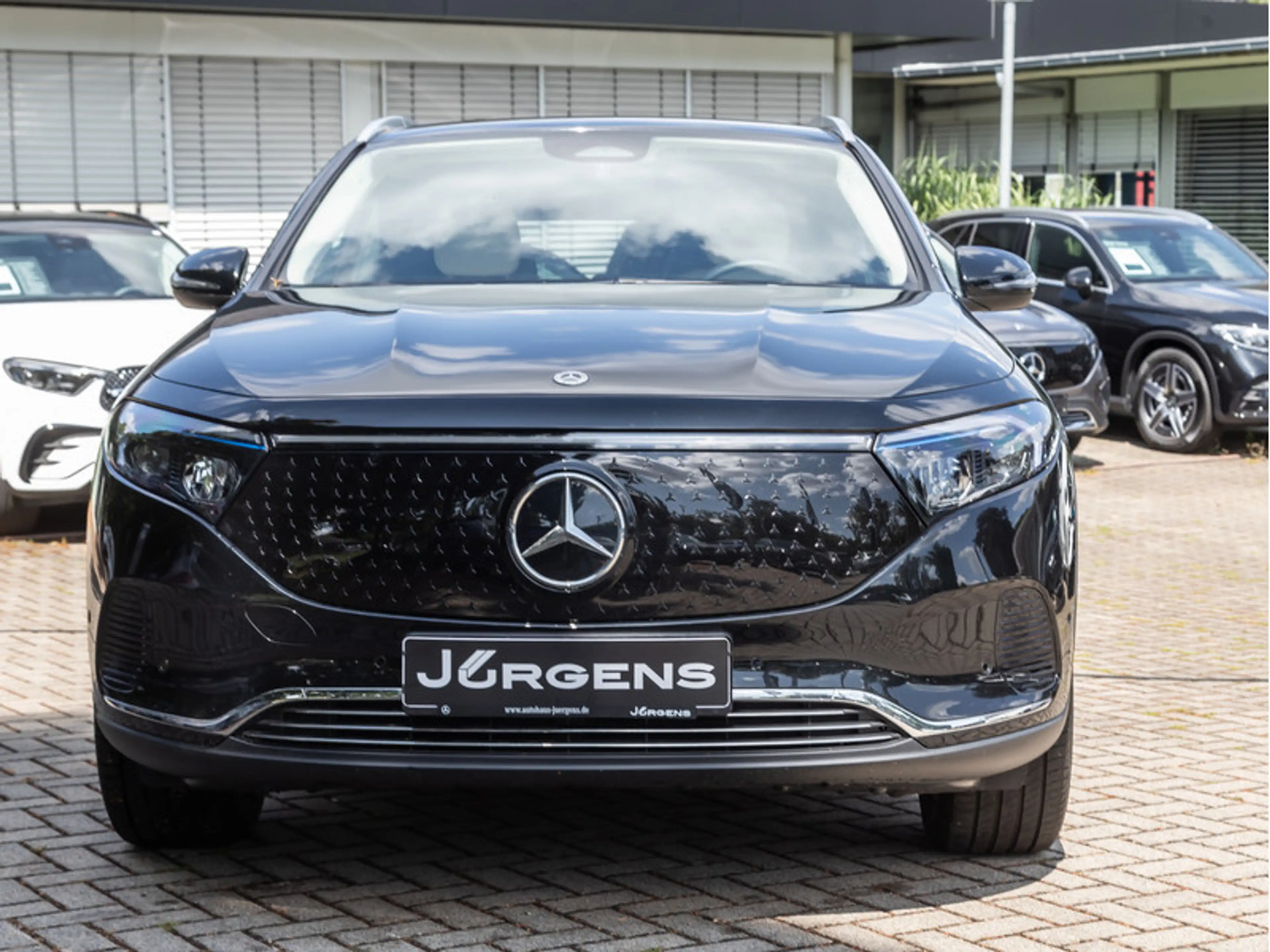 Mercedes-Benz EQA 300 4MATIC Progressive+Distr+Ambiente+ILS — photo 3