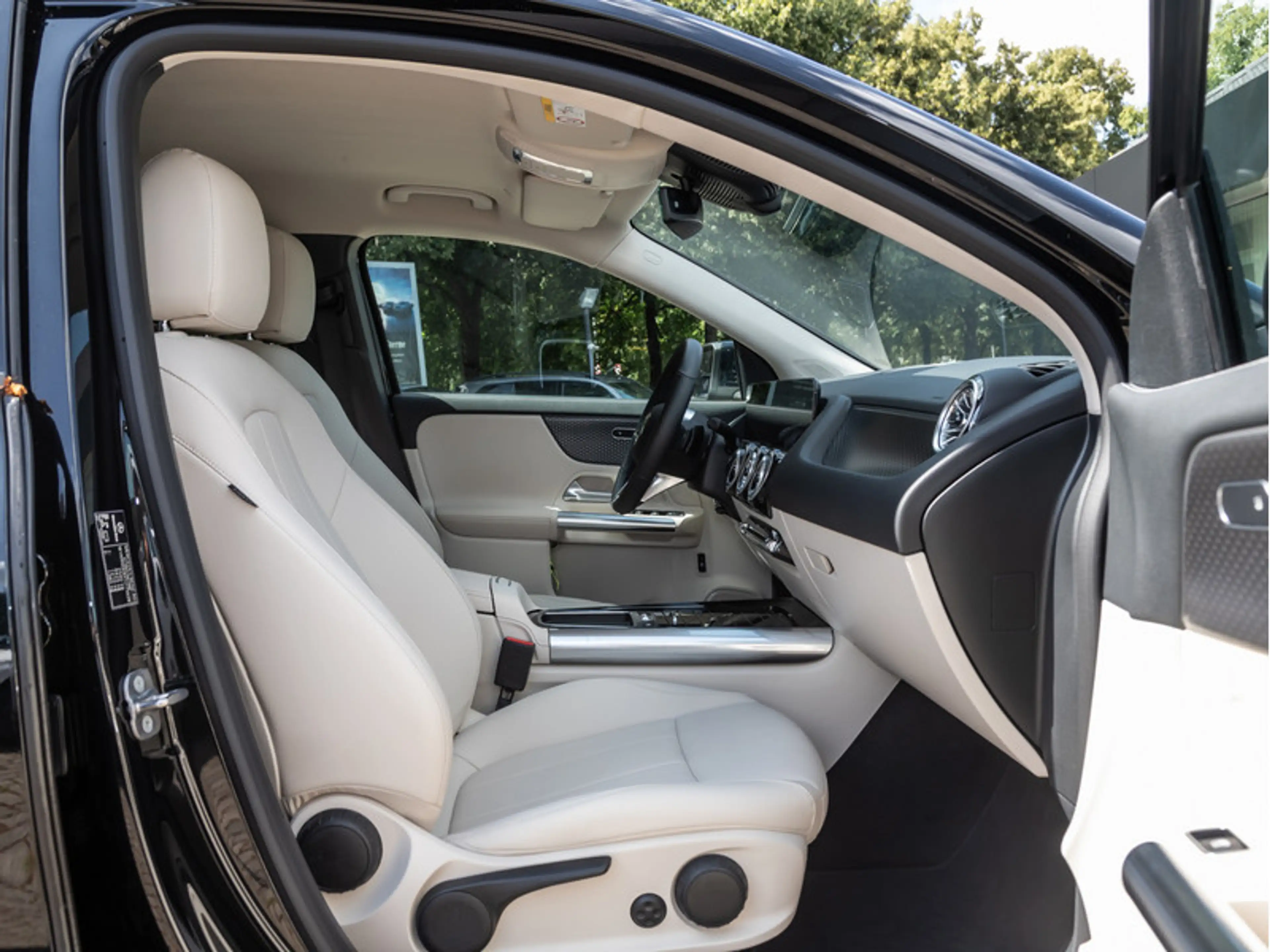 Mercedes-Benz EQA 300 4MATIC Progressive+Distr+Ambiente+ILS — photo 9