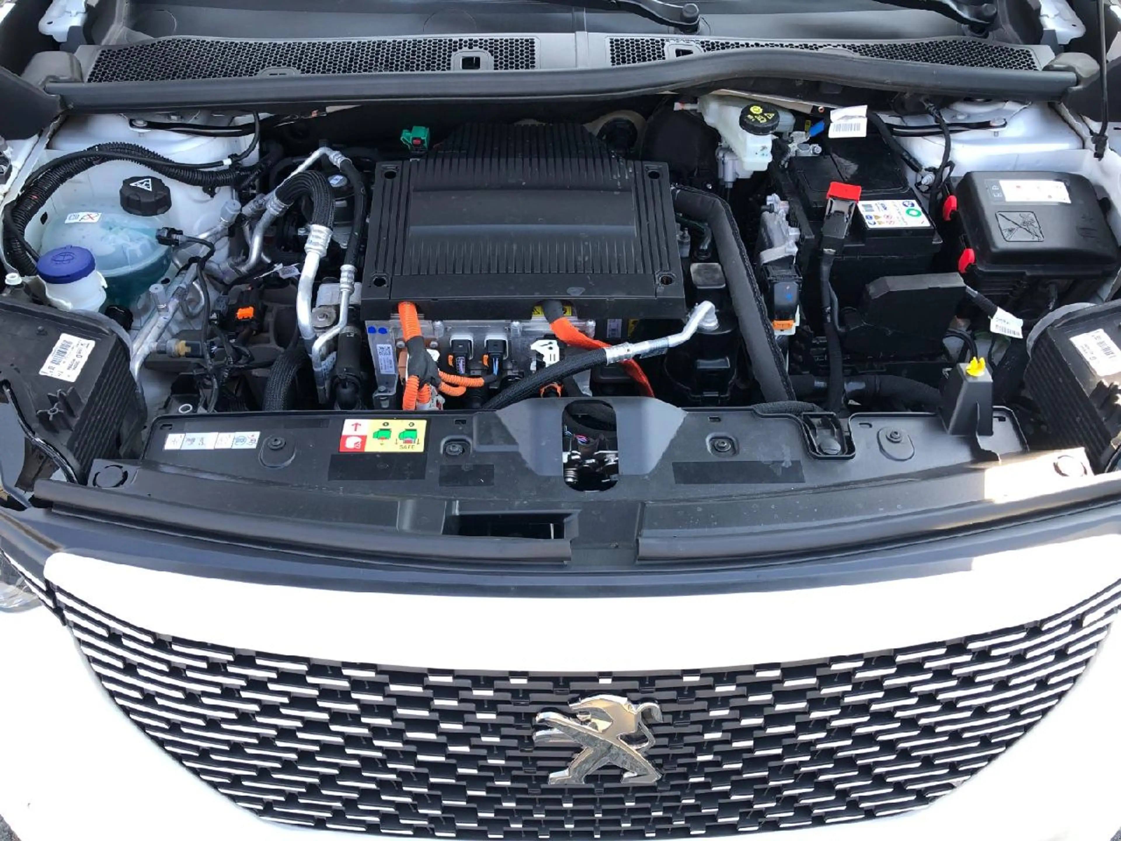 Peugeot e-2008 e- Active — photo 11