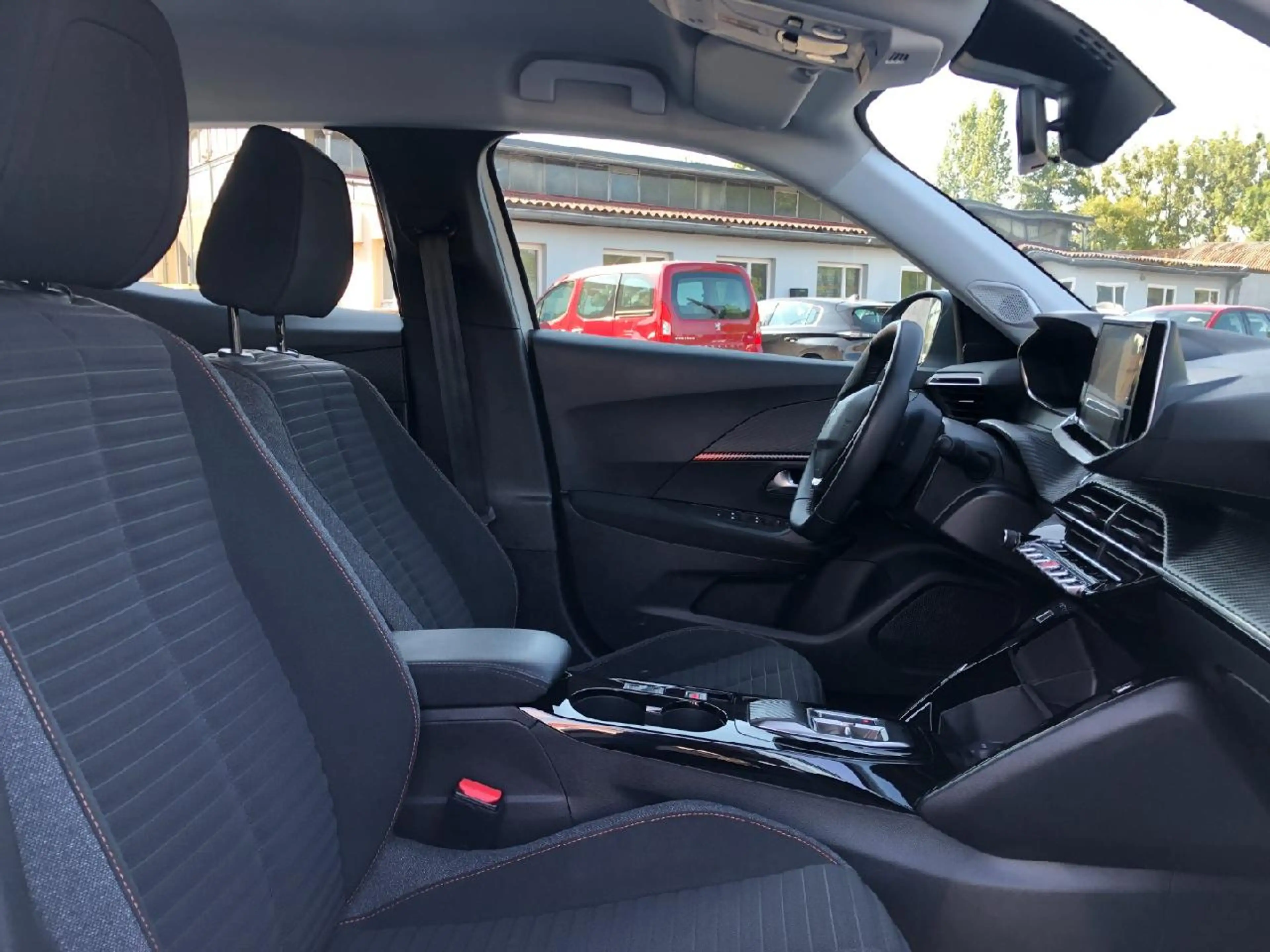 Peugeot e-2008 e- Active — photo 3