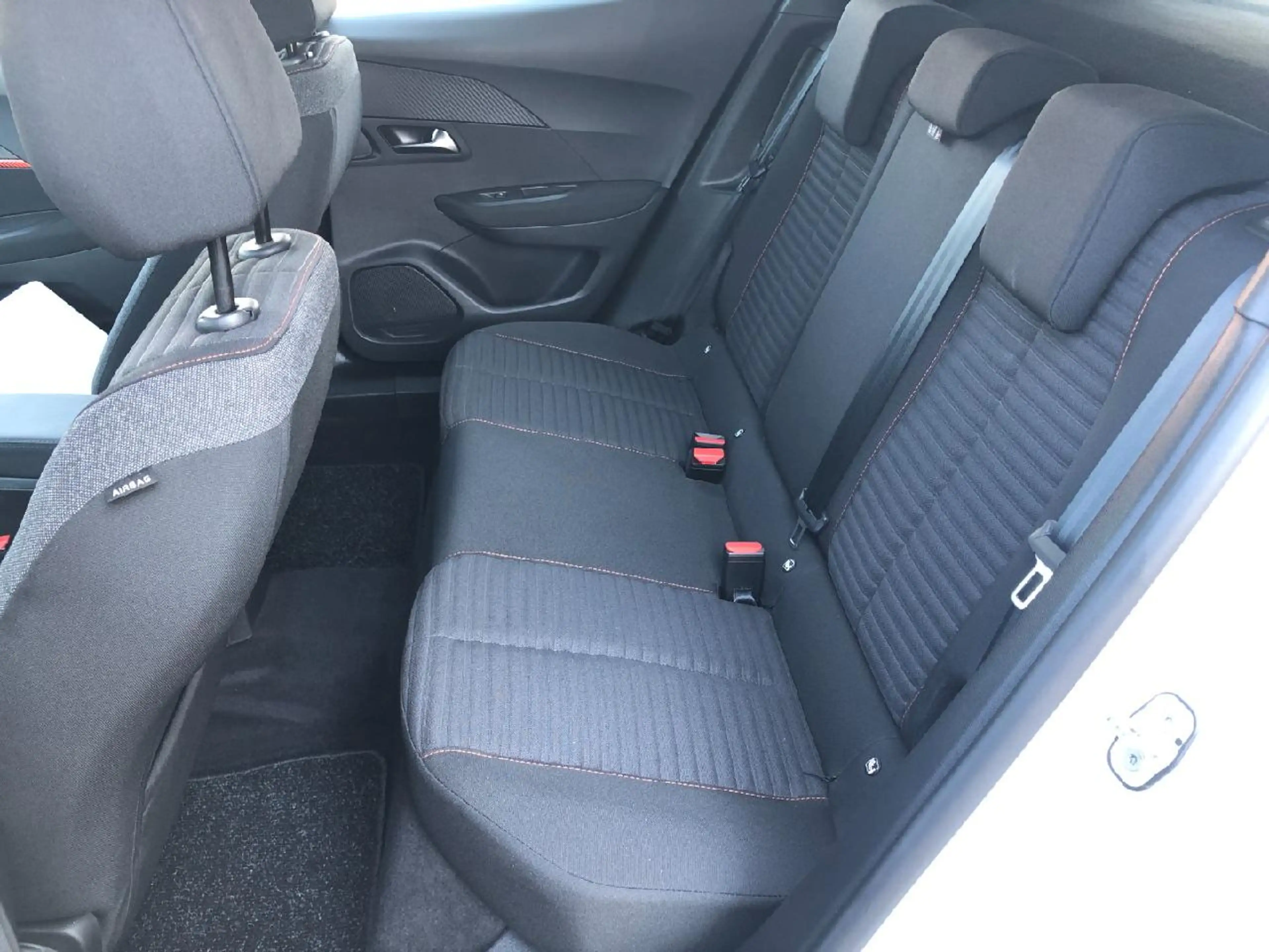Peugeot e-2008 e- Active — photo 13