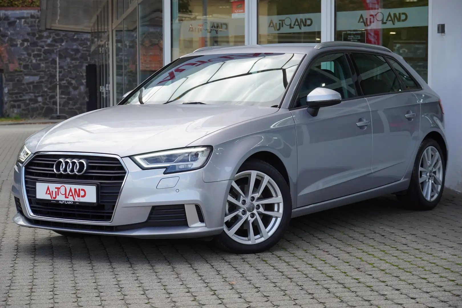 Audi A3 Sportback 35 TFSI sport S-Tronic LED Navi AHK Silber - 2