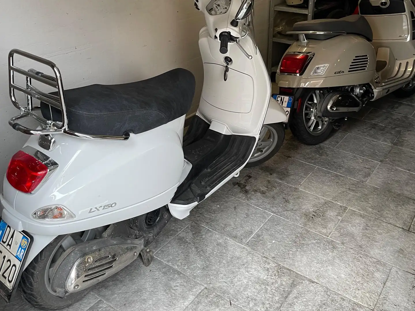 Vespa LX 150 Bianco - 2