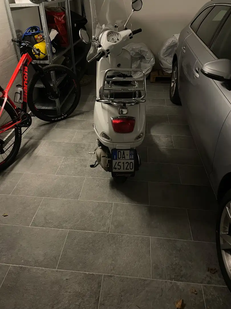 Vespa LX 150 Bianco - 1
