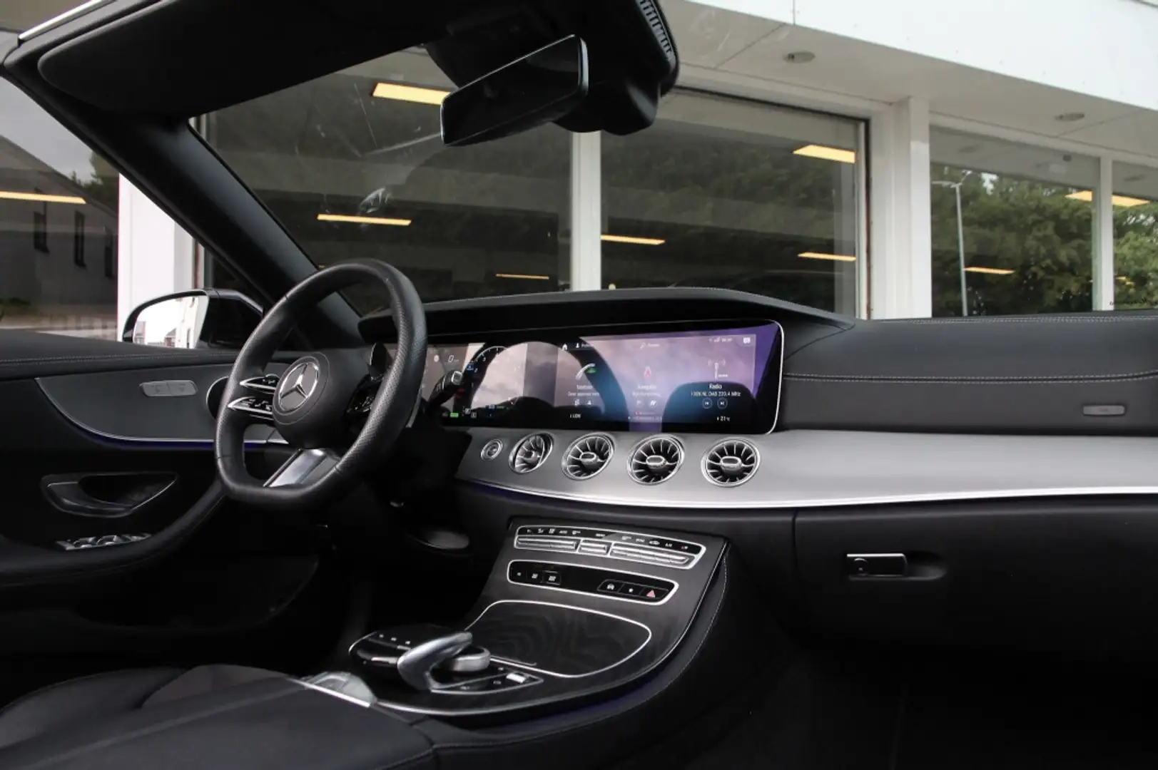 Mercedes-Benz E 300 Cabrio I AMG I ACC I Night Edition I Airscarf I Zwart - 2