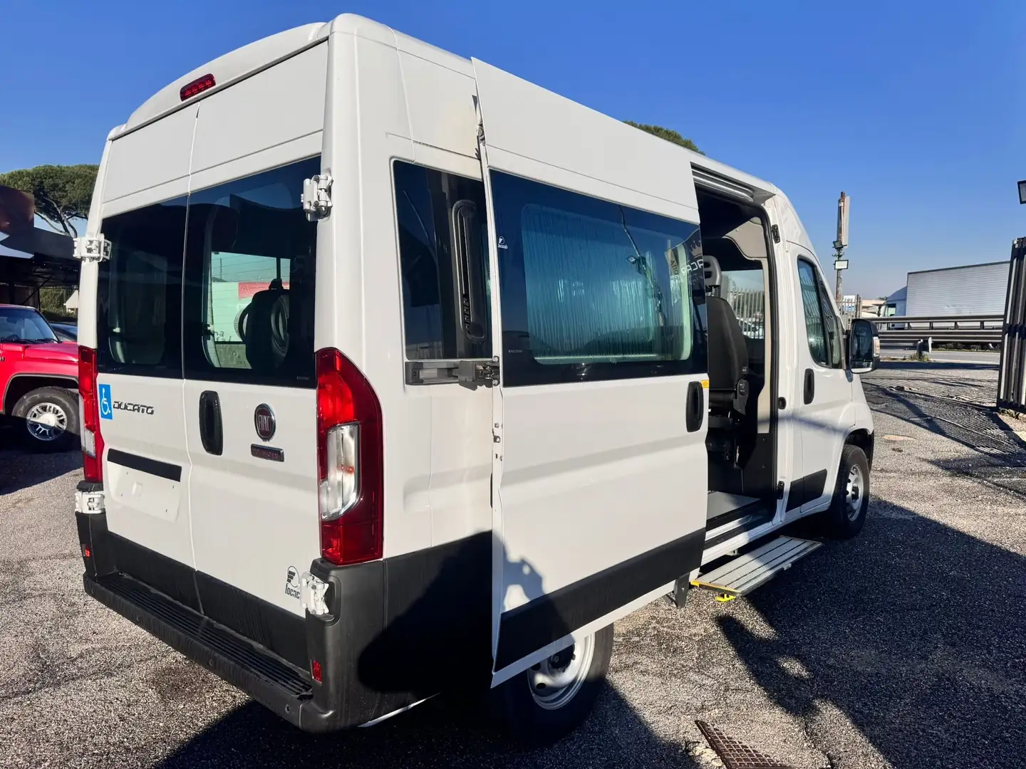 Fiat Ducato 9 posti per il trasporto persone con disabilità Bianco - 2