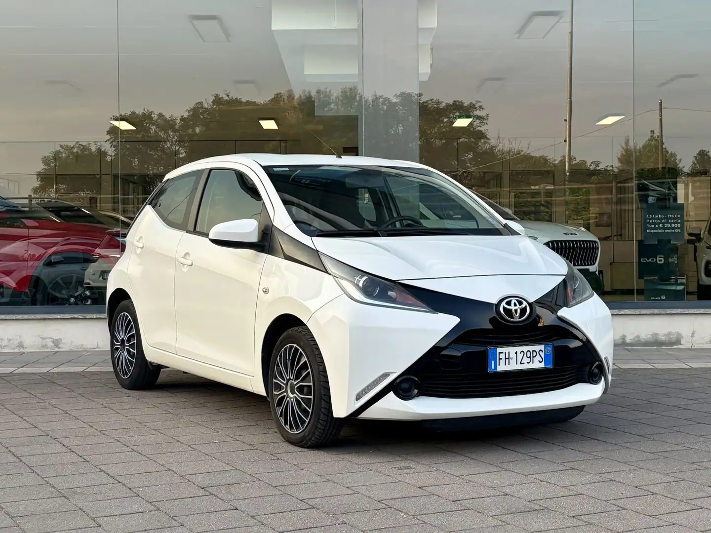 Toyota Aygo Aygo 1.0 VVT-i 69 CV 5 porte x-play Weiß - 1