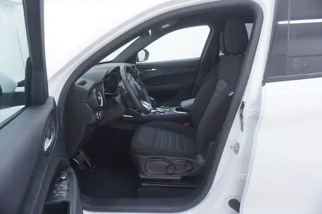 Alfa Romeo Stelvio view 10